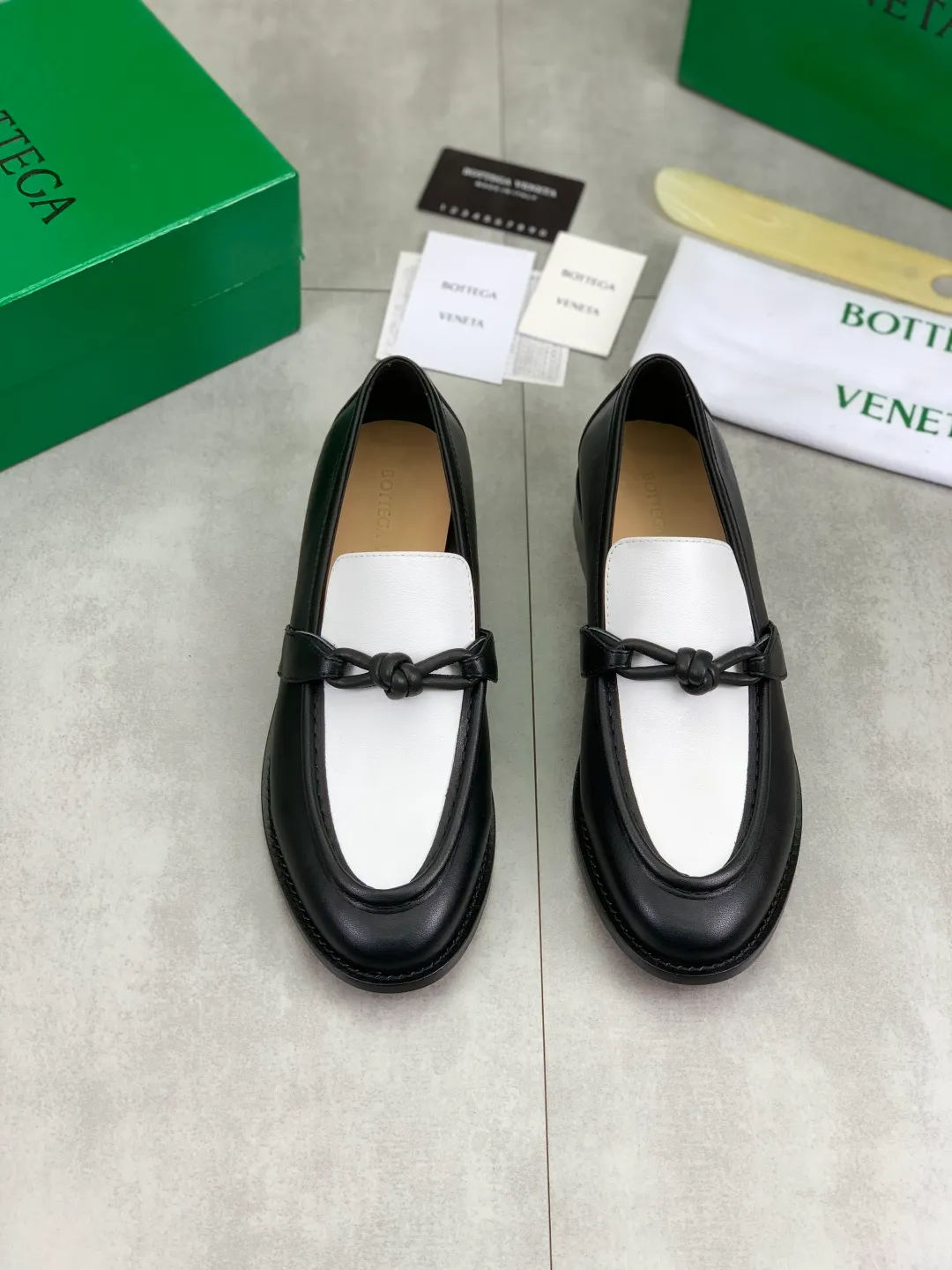 Men's shoes 💰P820 [New model] (genuine leather outsole) water-dyed cow lining 💰High-quality business couple leather shoes 💎💎💎 BOTTEGA VENETA official website synchronizes the latest top version of BV in the market, accept material comparison, shoe type comparison, process comparison, practical and textured, versatile and suitable for any occasion, the more you look at it, the more flavorful it becomes. Purely hand-knitted craftsmanship - Upper material, calfskin imported from Italy 🇮🇹 - High-quality water-dyed cowhide lining - Original private model customized leather outsole -Size: Female 35-39 (40 ordered) Male 39-44 (38 45 can be customized) Color: Multiple colors available